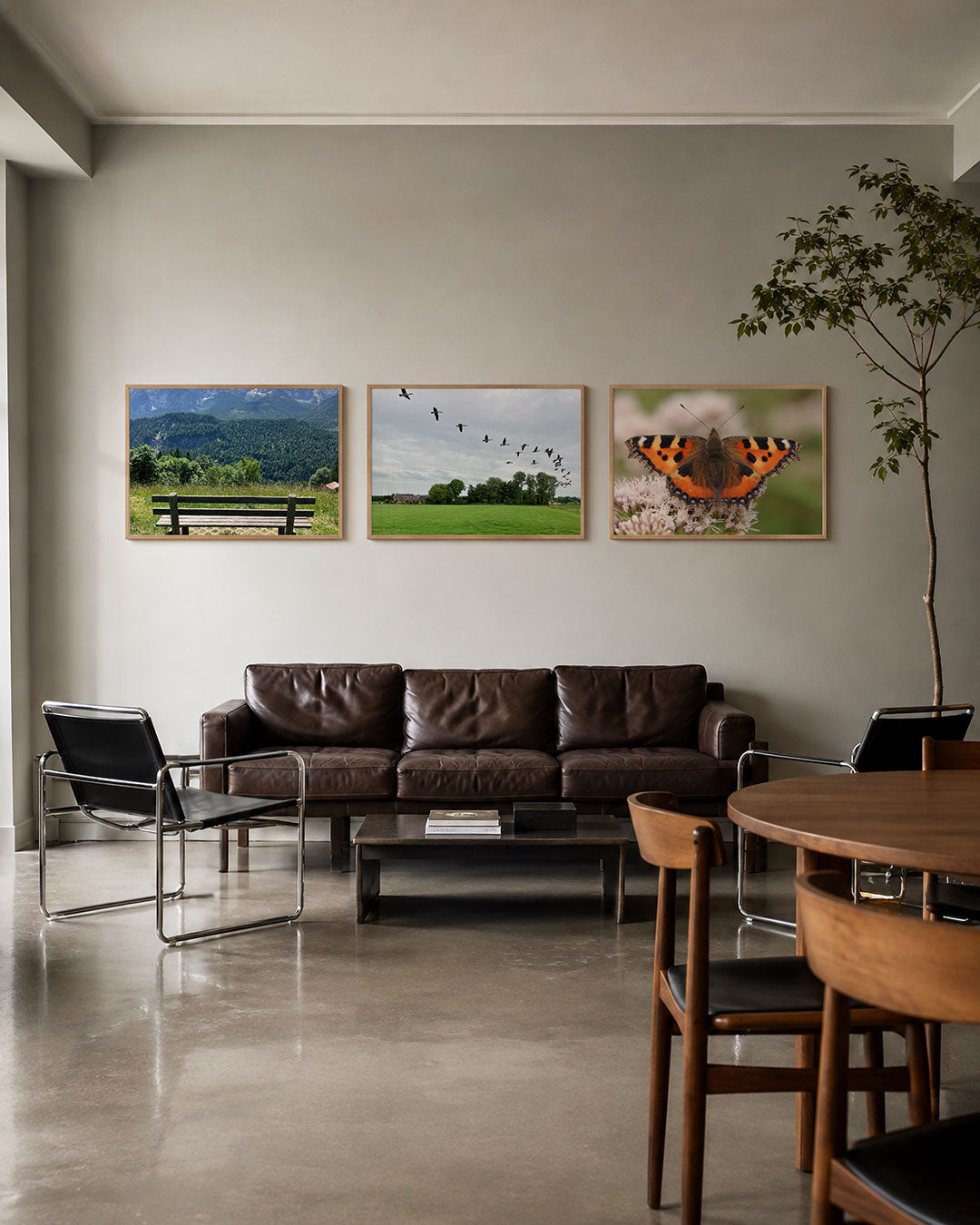 Interieur met liggend fotografisch drieluik bergen, vogels en vlinder – Gerald Emming