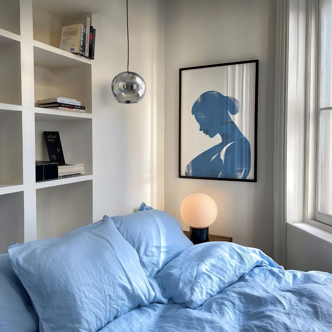 Elegante Vrouw in Blauw Poster-WallArtistic