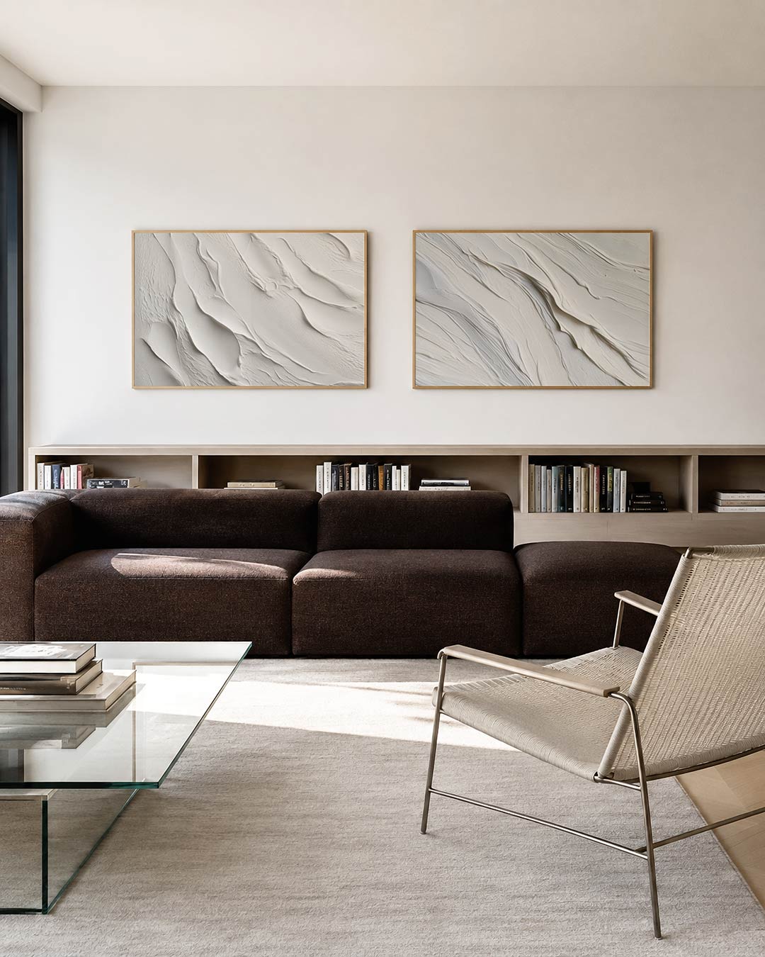 Twee liggende posters met een spel van golvende, aan de muur in een interieur