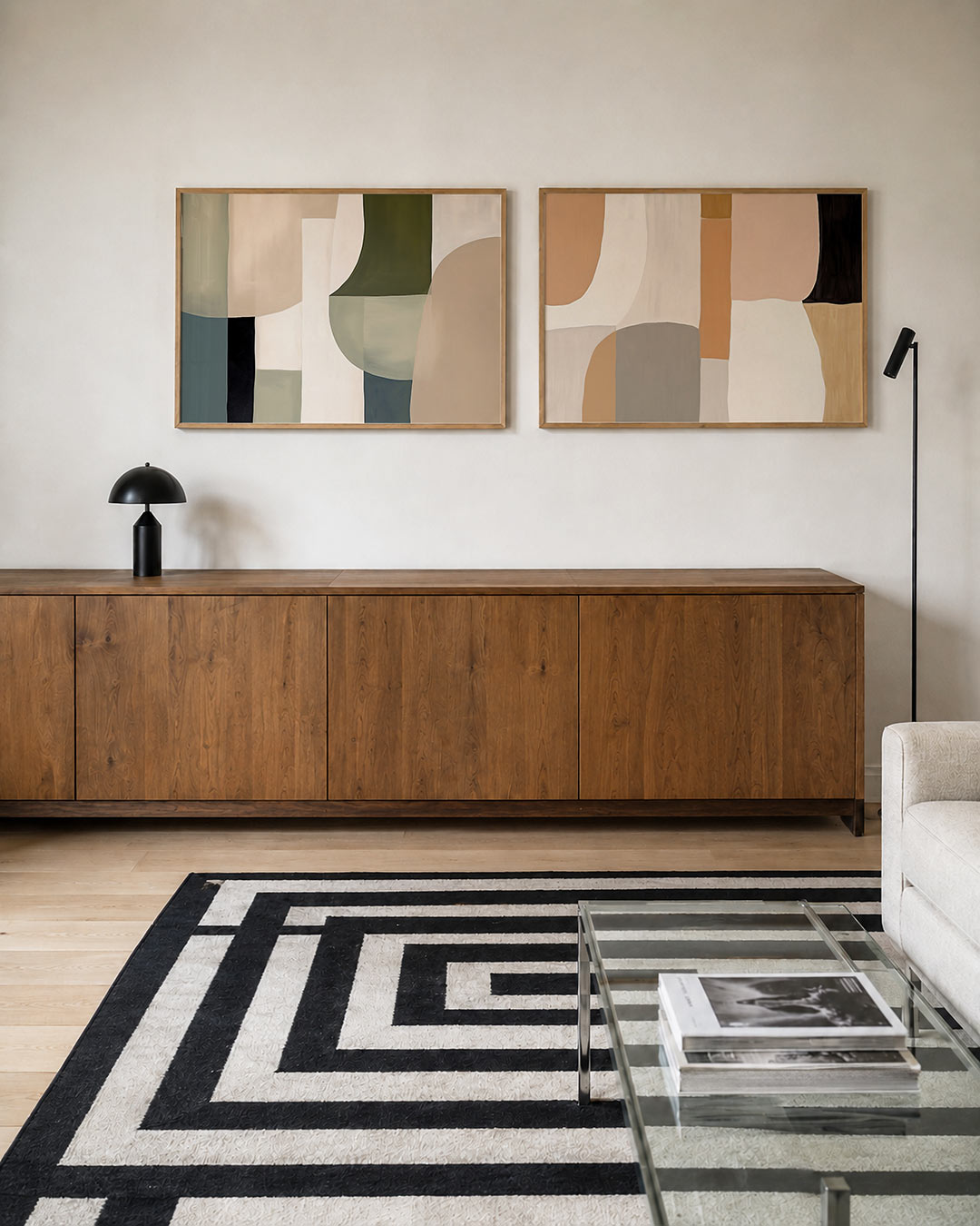 Twee liggende posters met zachte kleuren en vloeiende lijnen, aan de muur in een interieur