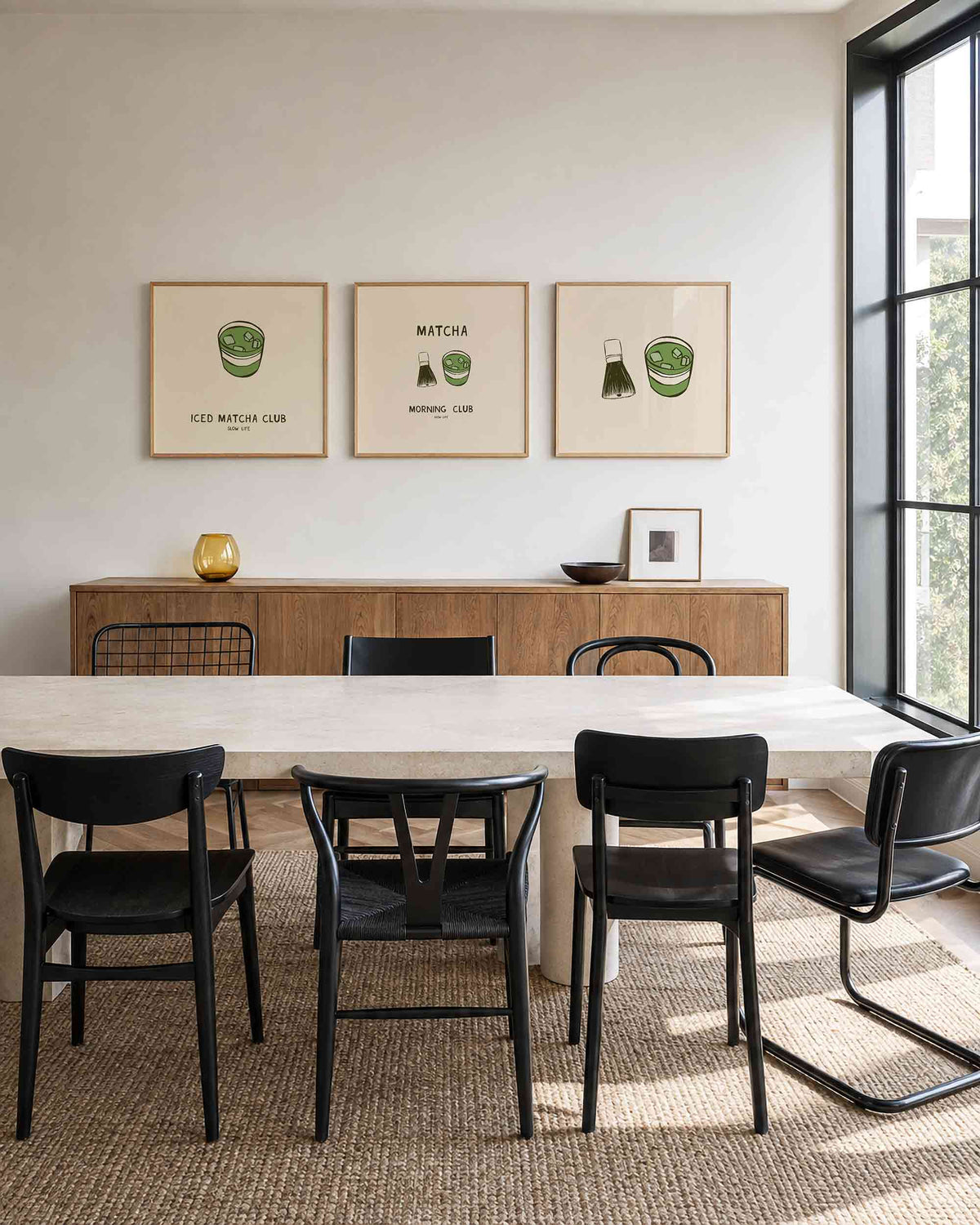Interieurpresentatie van een driedelige vierkante posterset met matcha en klopper