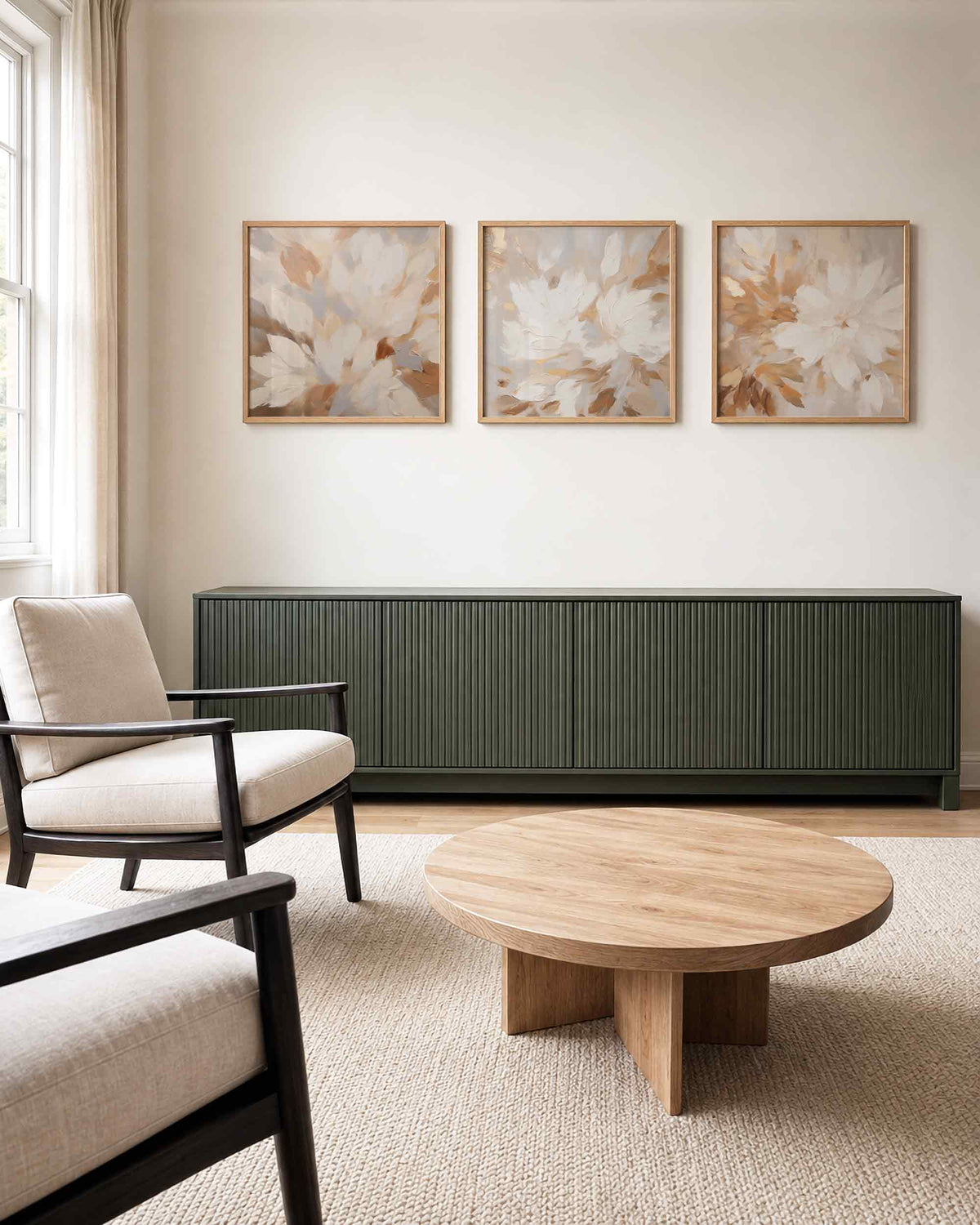 Interieurpresentatie van een driedelige vierkante posterset met abstracte bloemen