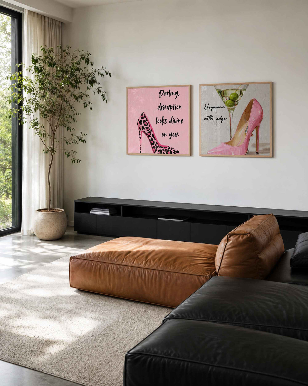 Interieurpresentatie van een tweedelige vierkante posterset met roze pumps