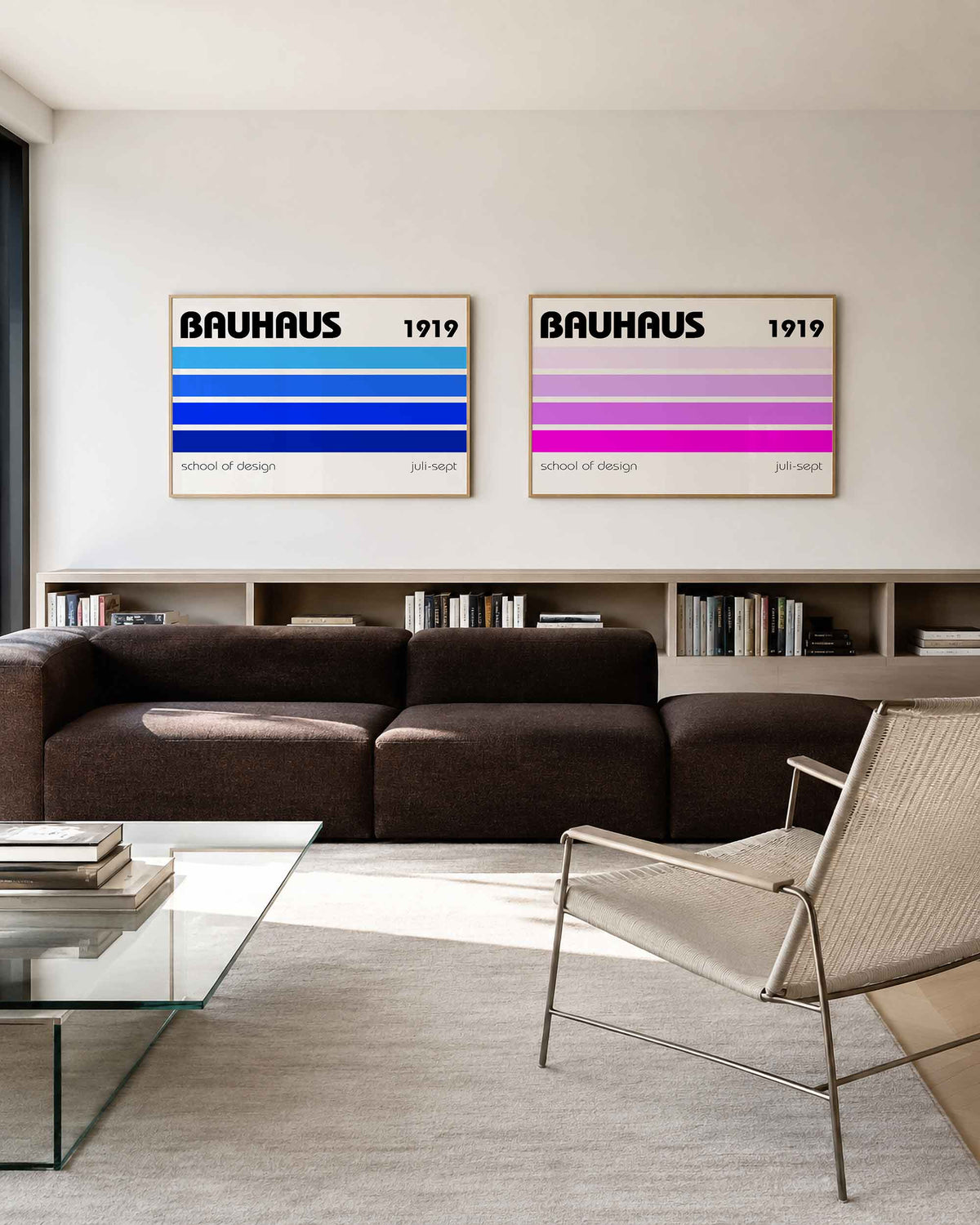 Interieurmockup van tweedelige landscape-posterset met blauwe en paarse kleurbanen