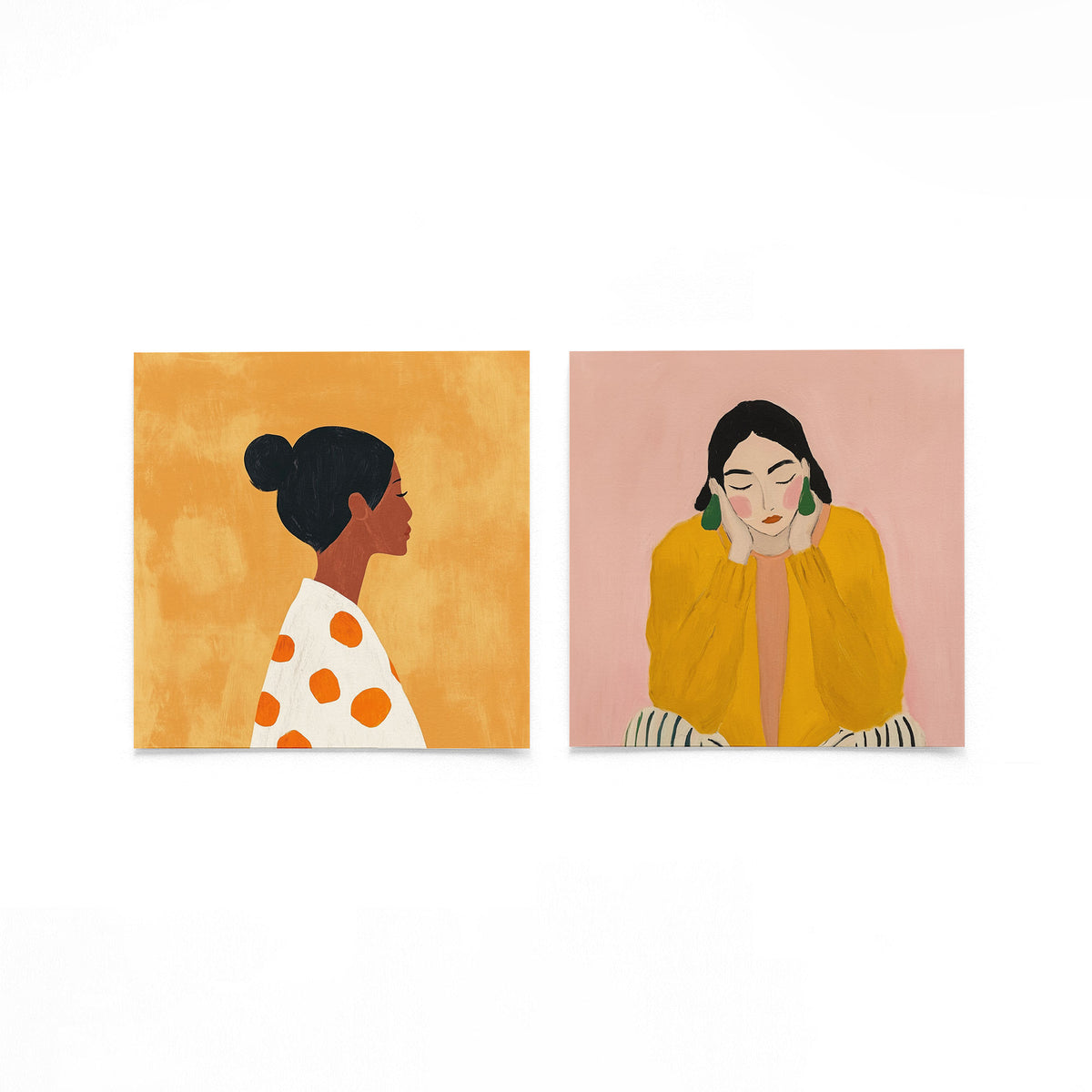 Twee vierkante posters met vrouwenportretten op een gebroken witte achtergrond