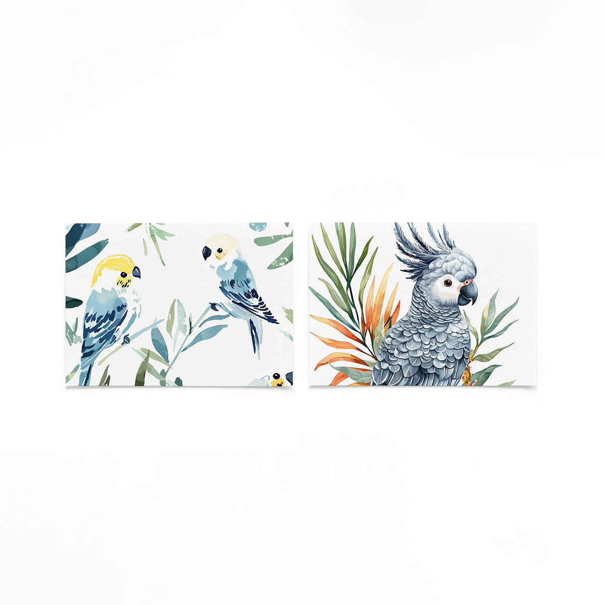 Twee liggende posters met twee kleurrijke vogels tussen groene bladeren op een gebroken witte achtergrond