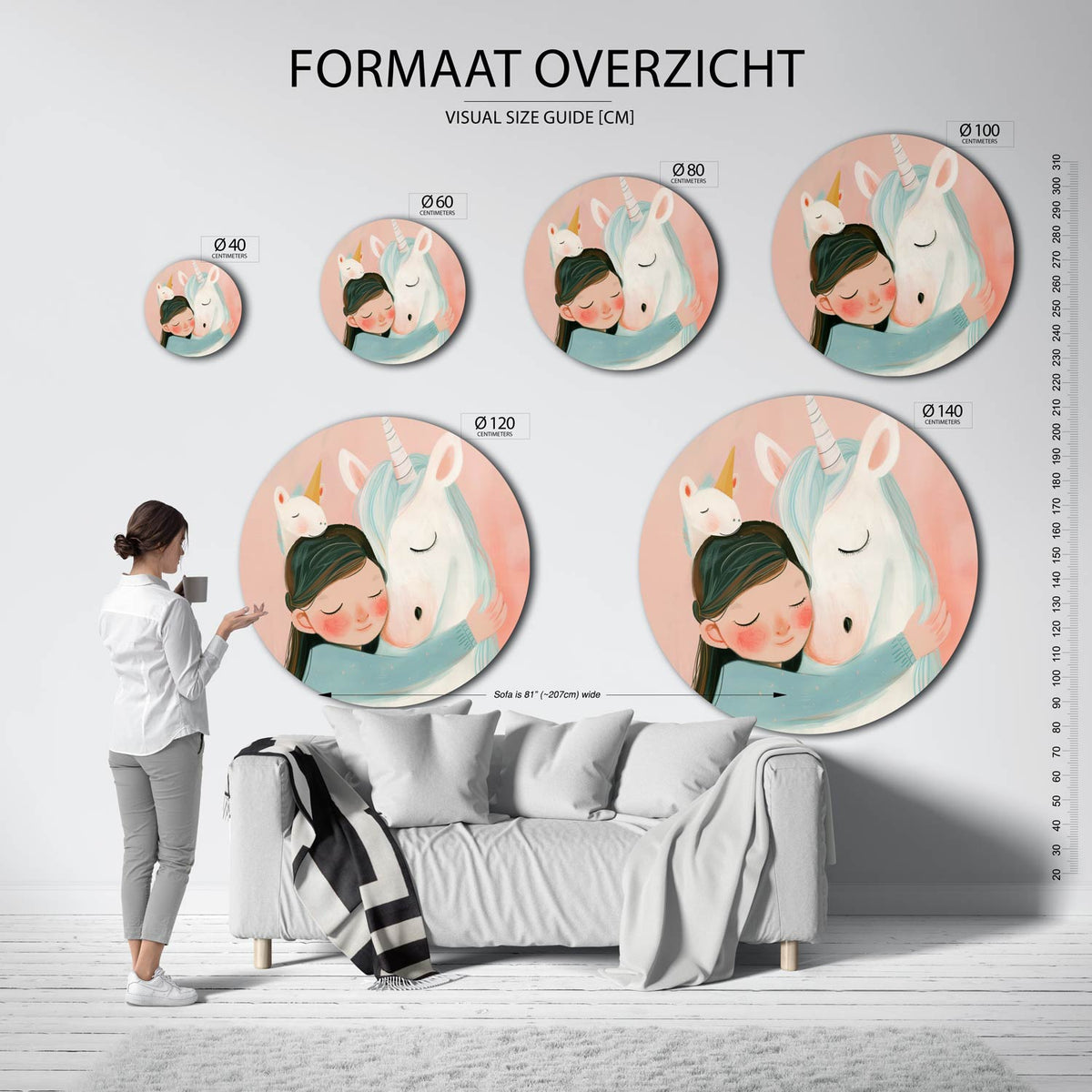 Meisje met eenhoorn Muurcirkel – extra productweergave – Een meisje met gesloten ogen omarmt een witte eenhoorn tegen een