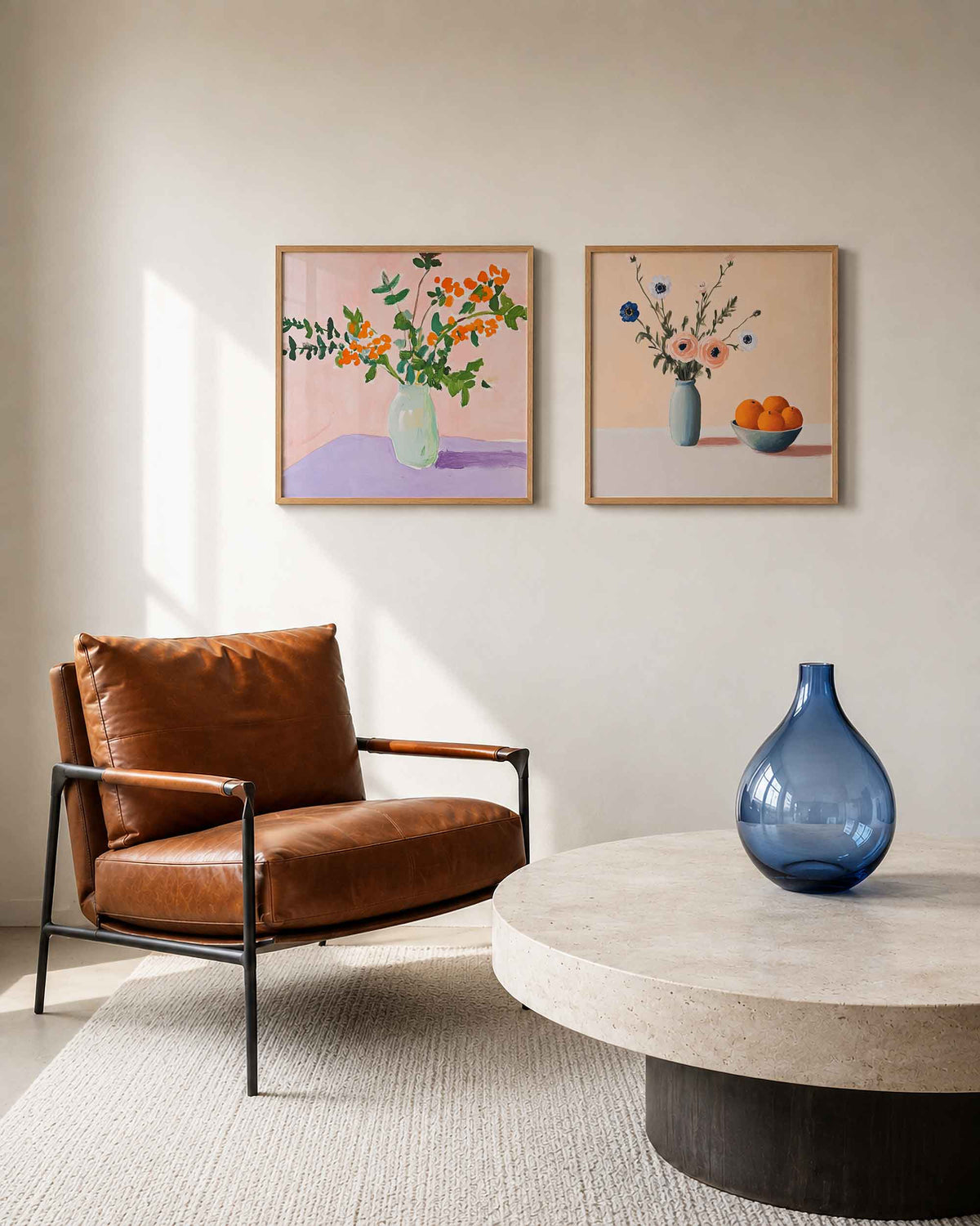Interieurpresentatie van een tweedelige vierkante posterset met bloemen en sinaasappels