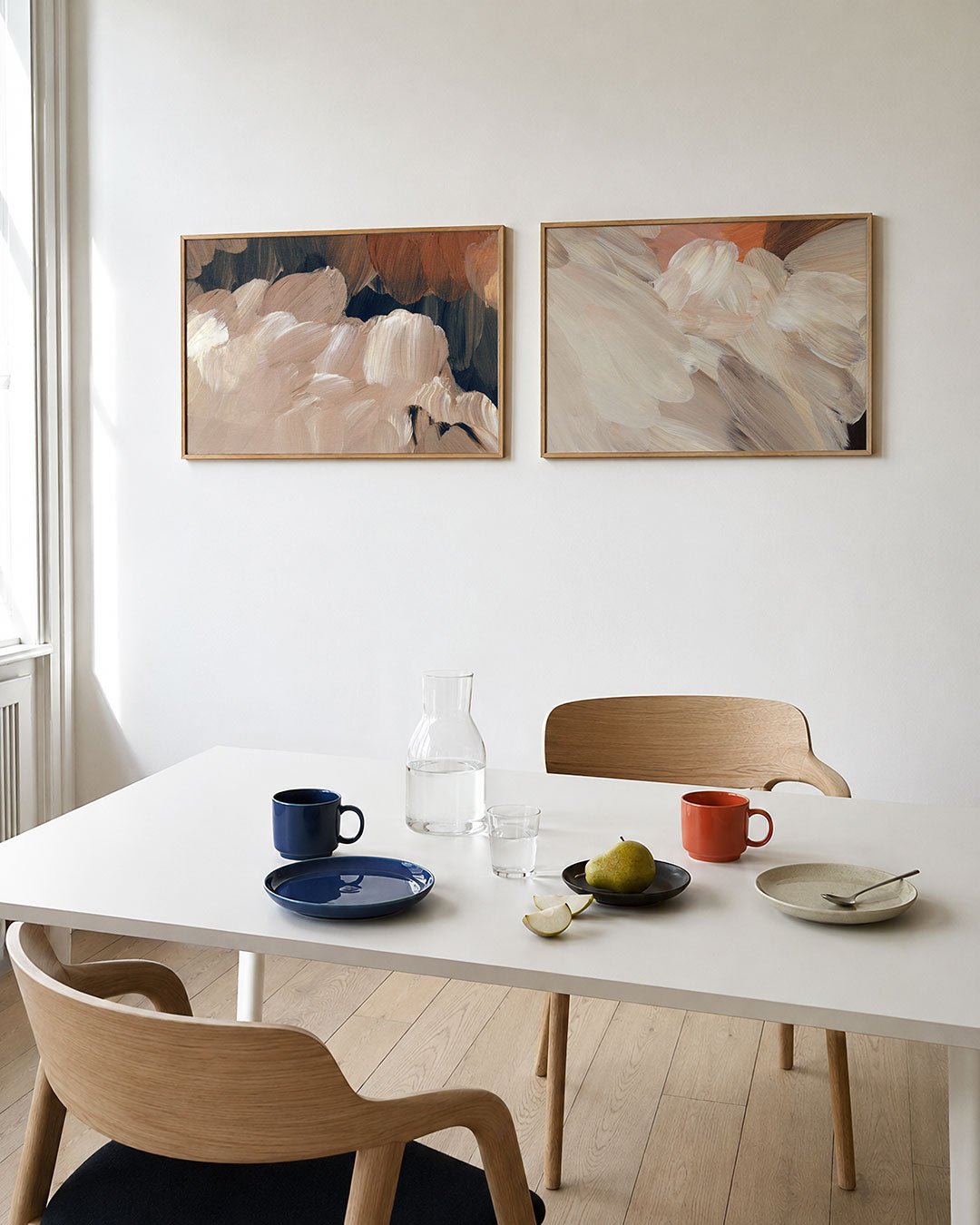 Tweedelige posterset met deze tweedelige posterset heeft zachte penseelstreken in warme aardetinten, getoond in een interieur