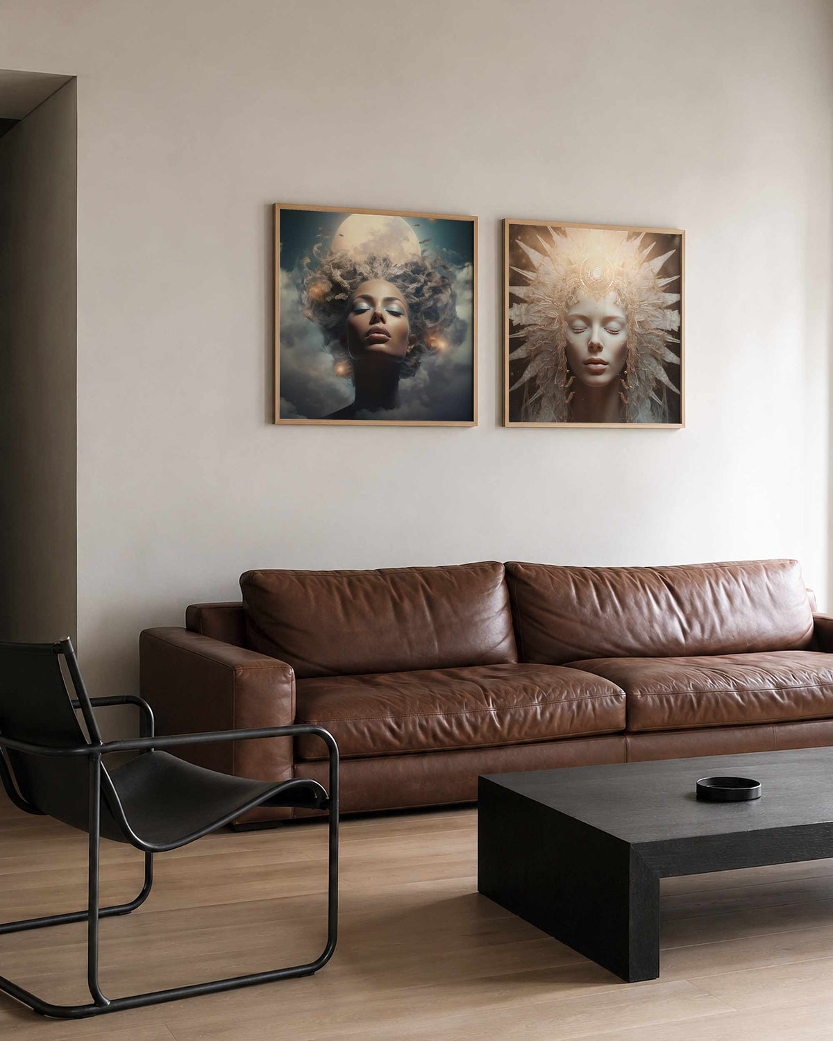 Interieurpresentatie van een tweedelige vierkante posterset met hemelse vrouwenportretten