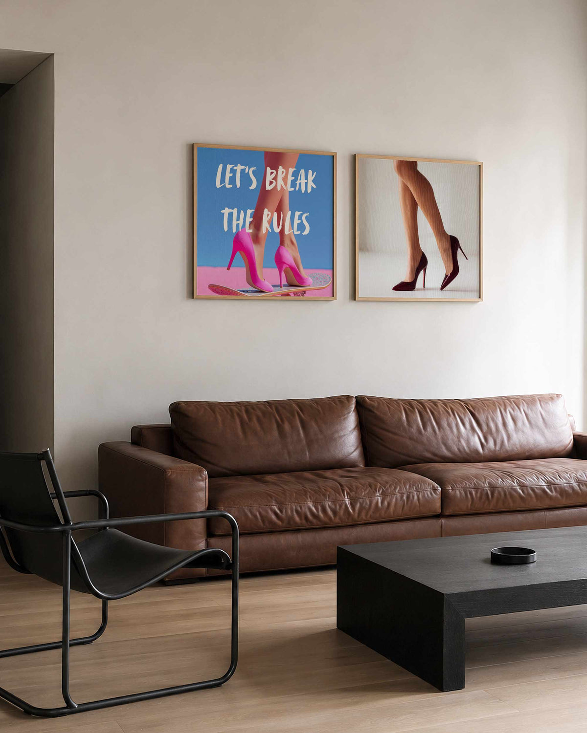 Interieurpresentatie van een tweedelige vierkante posterset met hoge hakken