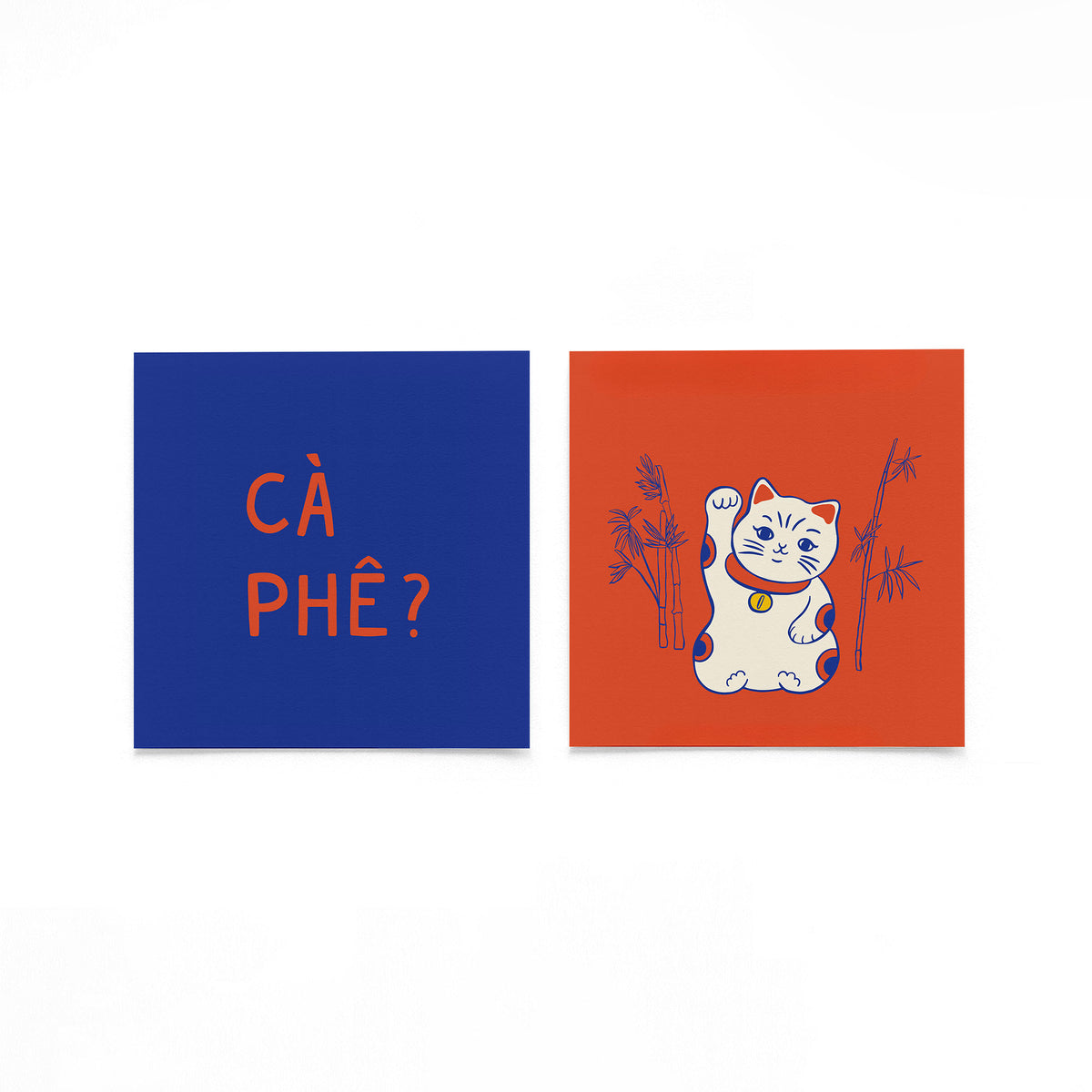 Twee vierkante posters met cafékat op een gebroken witte achtergrond