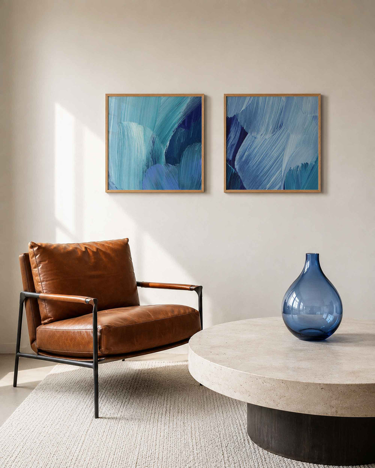 Interieurpresentatie van een tweedelige vierkante posterset met blauwe penseelstreken