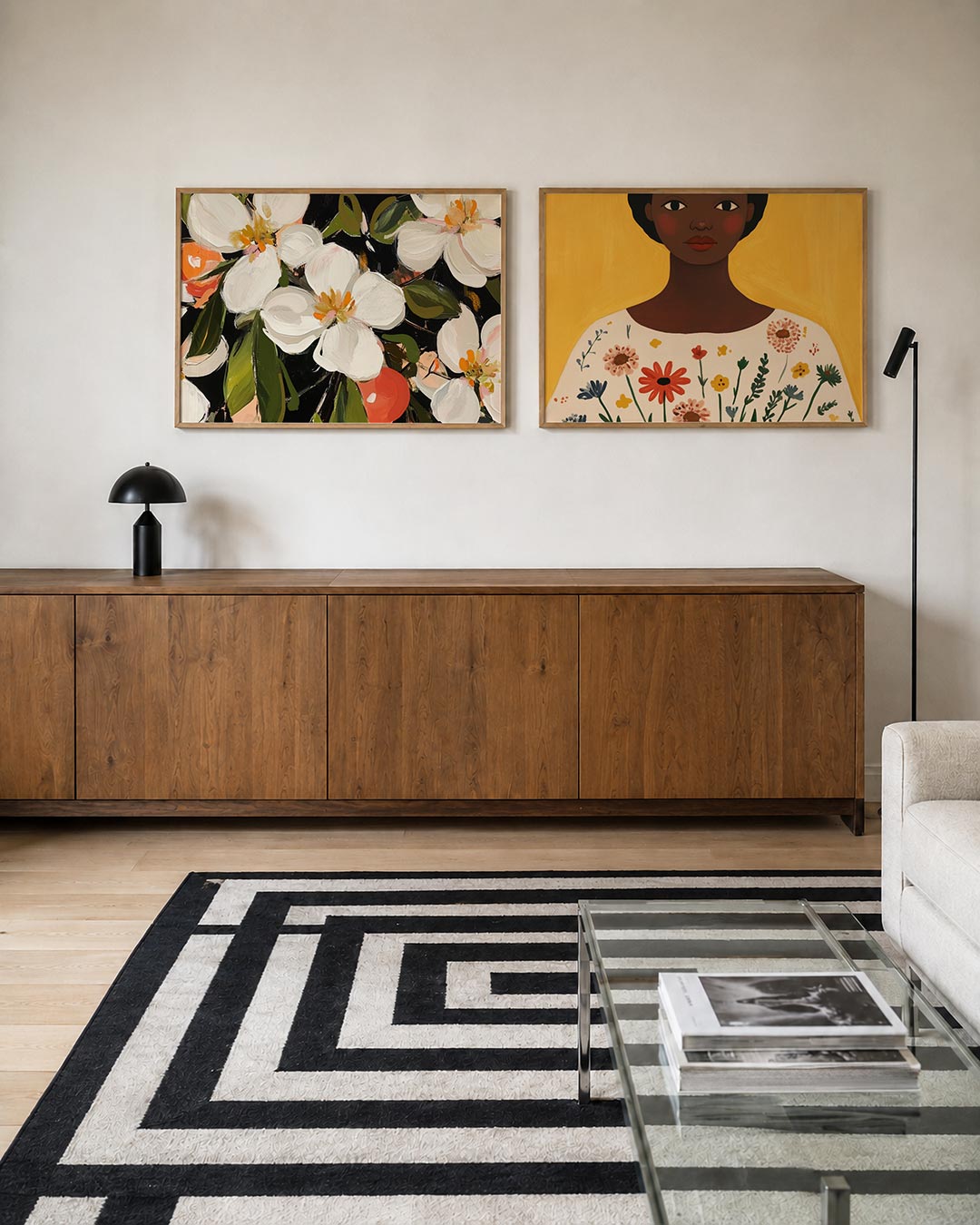 Interieurpresentatie van twee posters met een levendige compositie van grote witte bloemen met oranje accenten