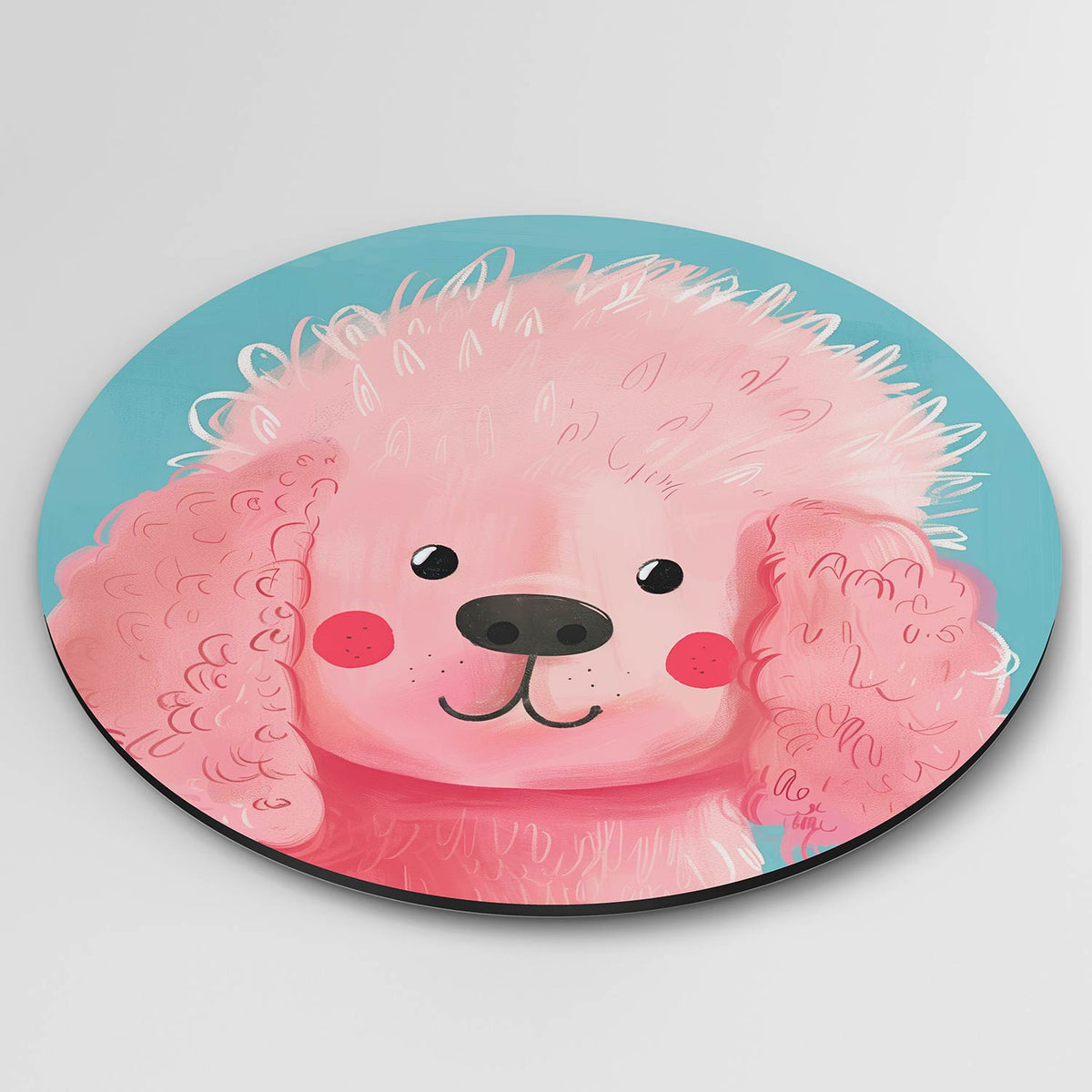 Roze hond Muurcirkel – detailweergave – Een roze hond met krullend haar en rode wangen tegen een blauwe achtergrond.