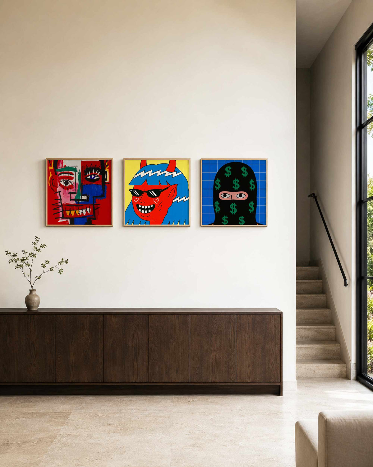 Interieurpresentatie van een driedelige vierkante posterset met kleurrijke gezichten