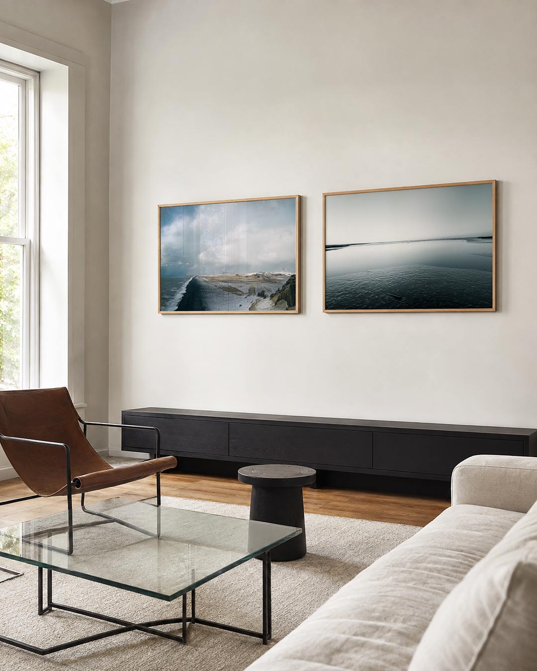Interieur met liggend fotografisch tweeluik kust onder grijze wolken – Gerald Emming