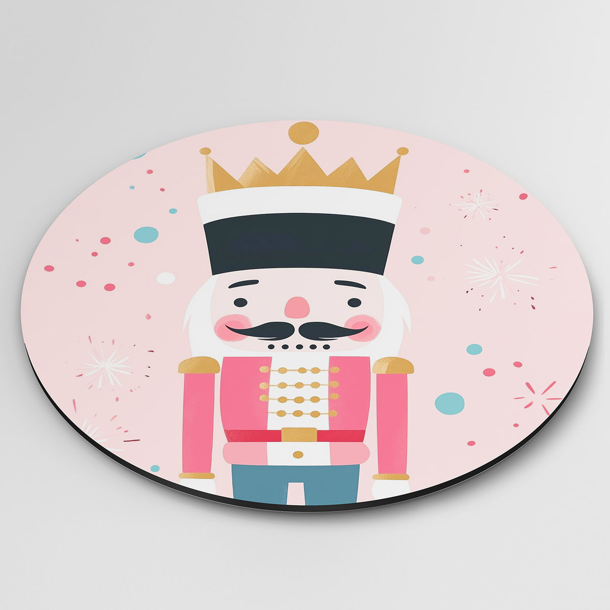 Speelse notenkraker Muurcirkel – detailweergave – Een notenkrakerfiguur met een gouden kroon en roze uniform op een roze