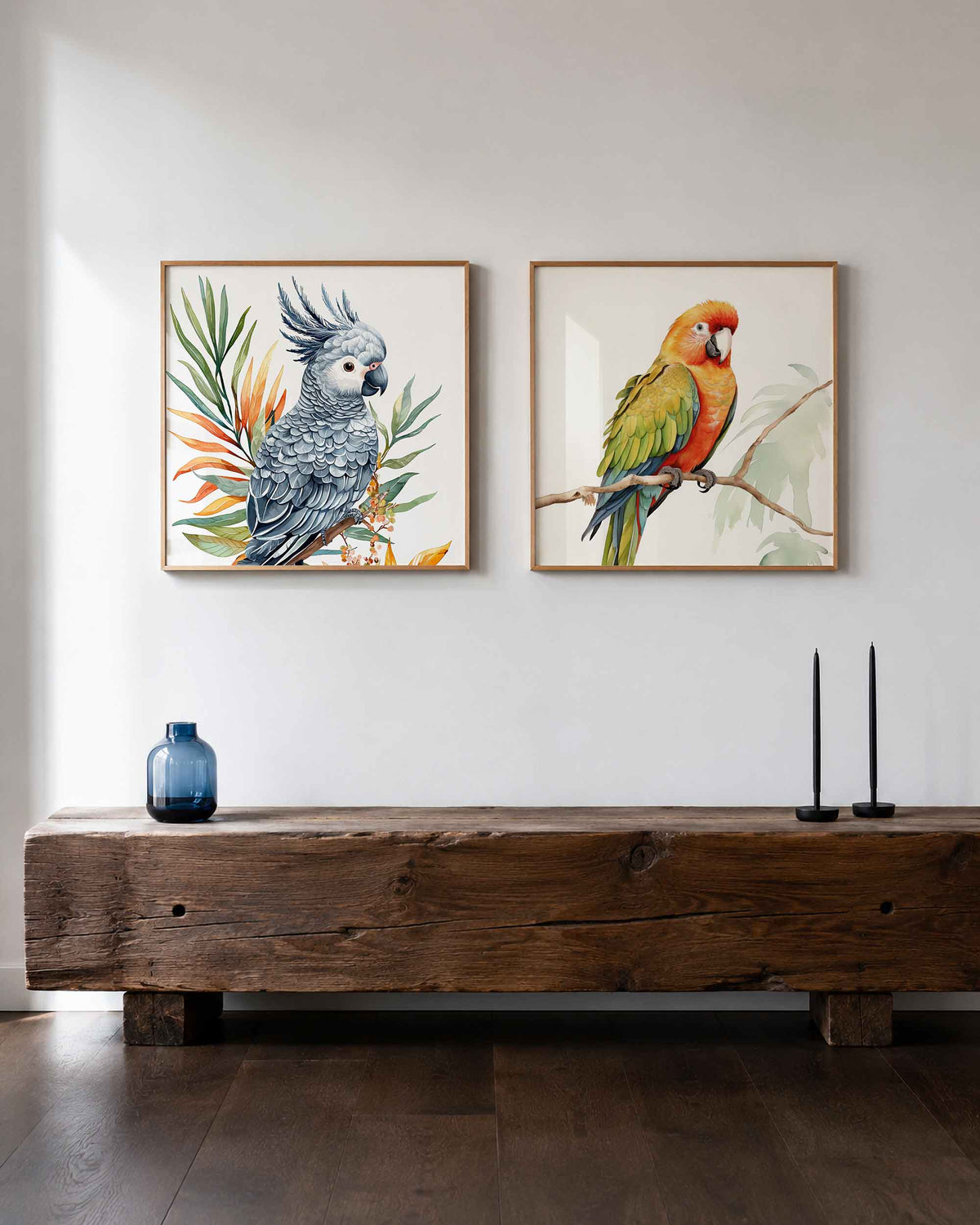 Interieurpresentatie van een tweedelige vierkante posterset met papegaai en ara