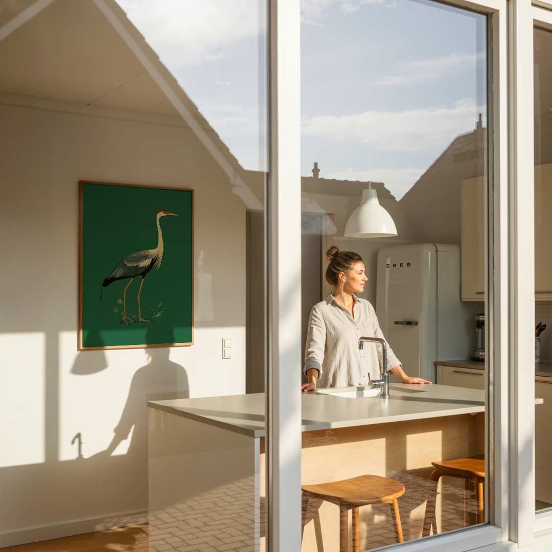 Elegante Kraanvogel op Groene Achtergrond Poster-WallArtistic