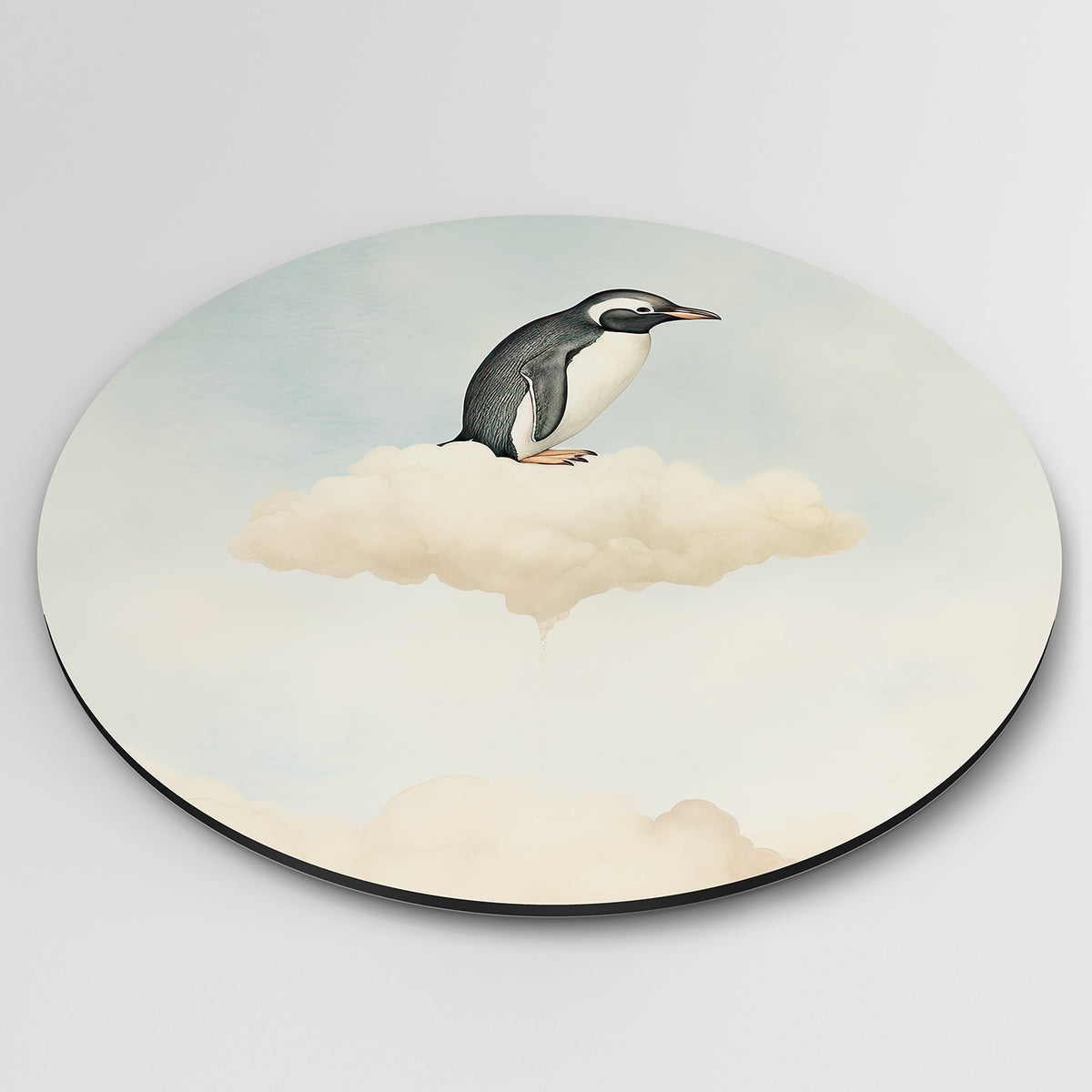 Pinguïn op wolk Muurcirkel – detailweergave – Een pinguïn zit op een zachte, witte wolk tegen een lichtblauwe lucht.