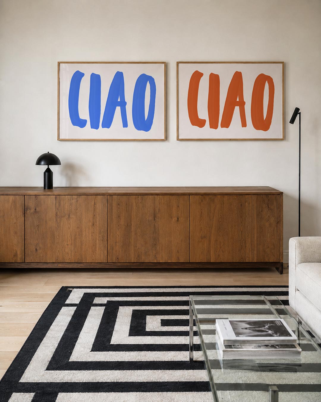 Tweedelige posterset met grote, blauwe letters op een lichte achtergrond, getoond in een interieur