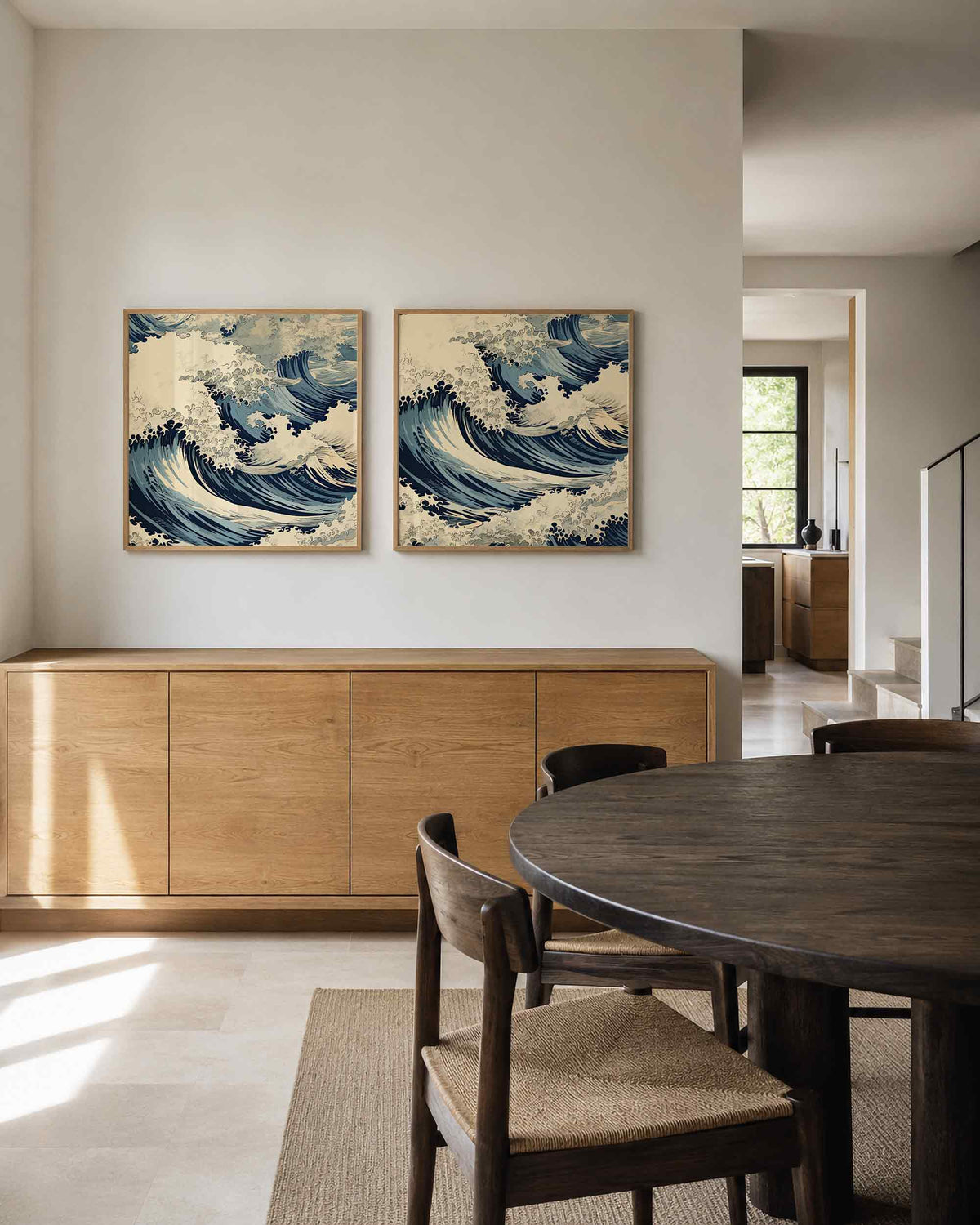 Interieurpresentatie van een tweedelige vierkante posterset met japanse golven