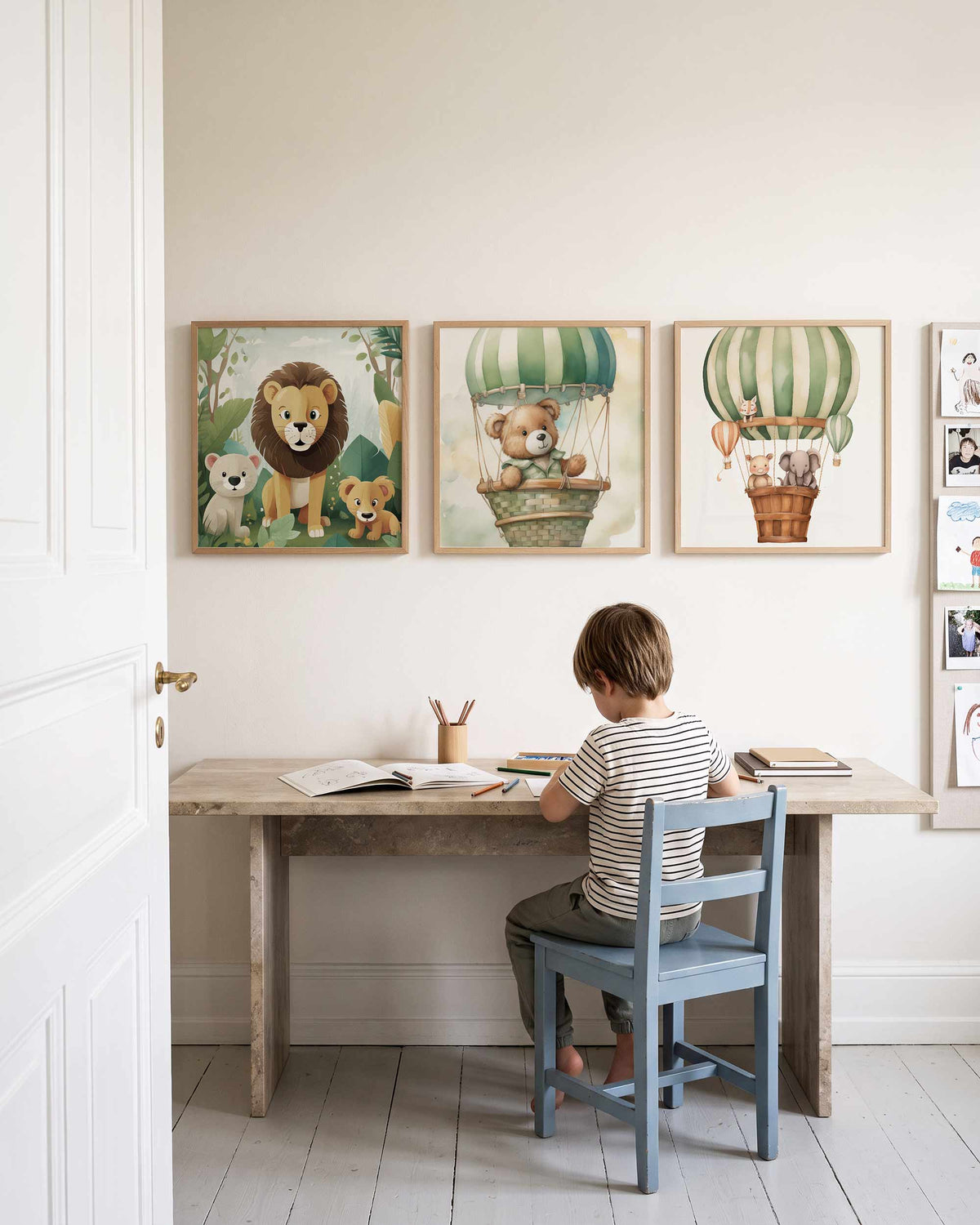 Interieurpresentatie van een driedelige vierkante posterset met dieren en ballonnen