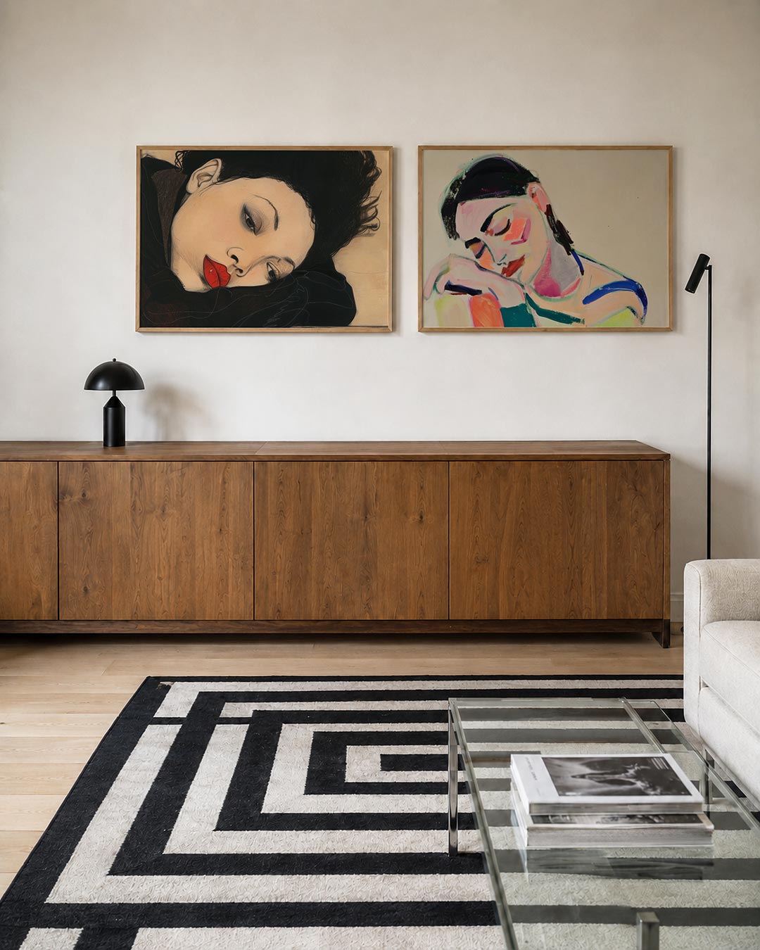 Twee liggende posters met een gezicht rustend op een arm, met rode lippen die opvallen, aan de muur in een interieur