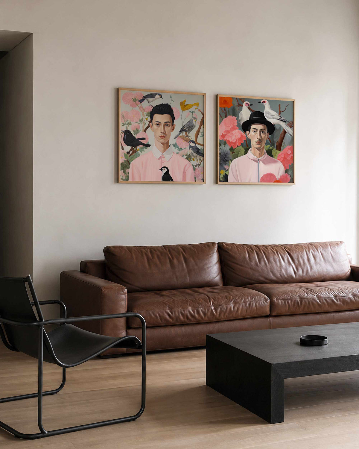 Interieurpresentatie van een tweedelige vierkante posterset met mannen, vogels en bloemen