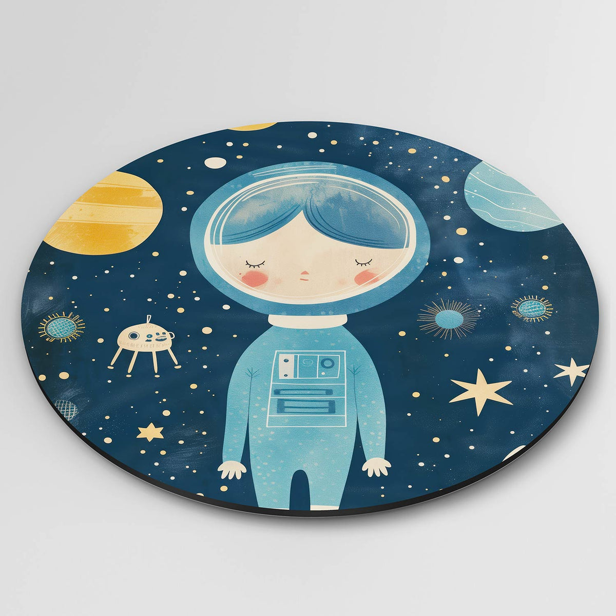 Astronaut en planeten Muurcirkel – detailweergave – Een slapende astronaut omringd door planeten en sterren in blauw en geel.