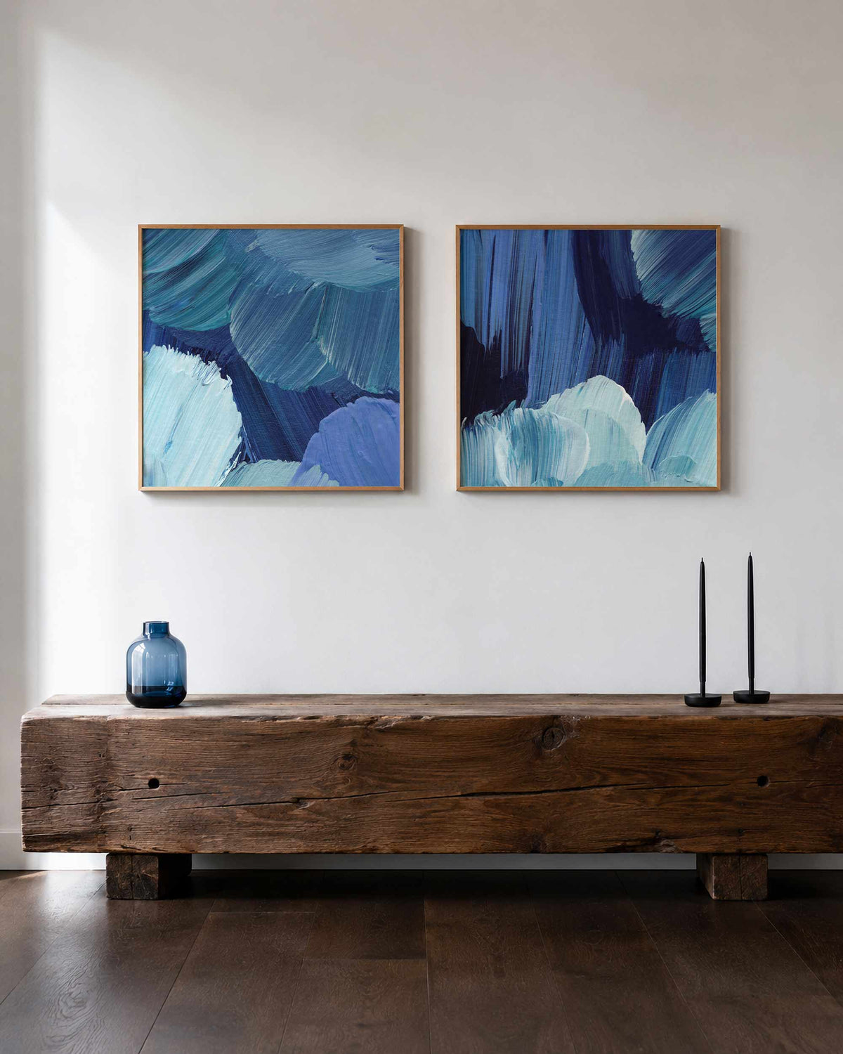 Interieurpresentatie van een tweedelige vierkante posterset met blauwe penseelstreken