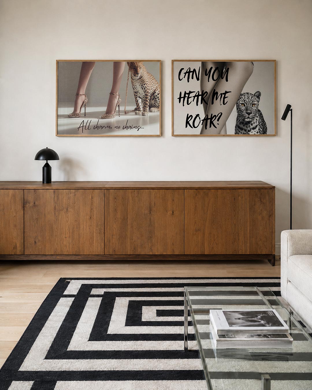 Interieurpresentatie van twee posters met een paar benen in elegante hoge hakken met luipaardprint naast een zittende