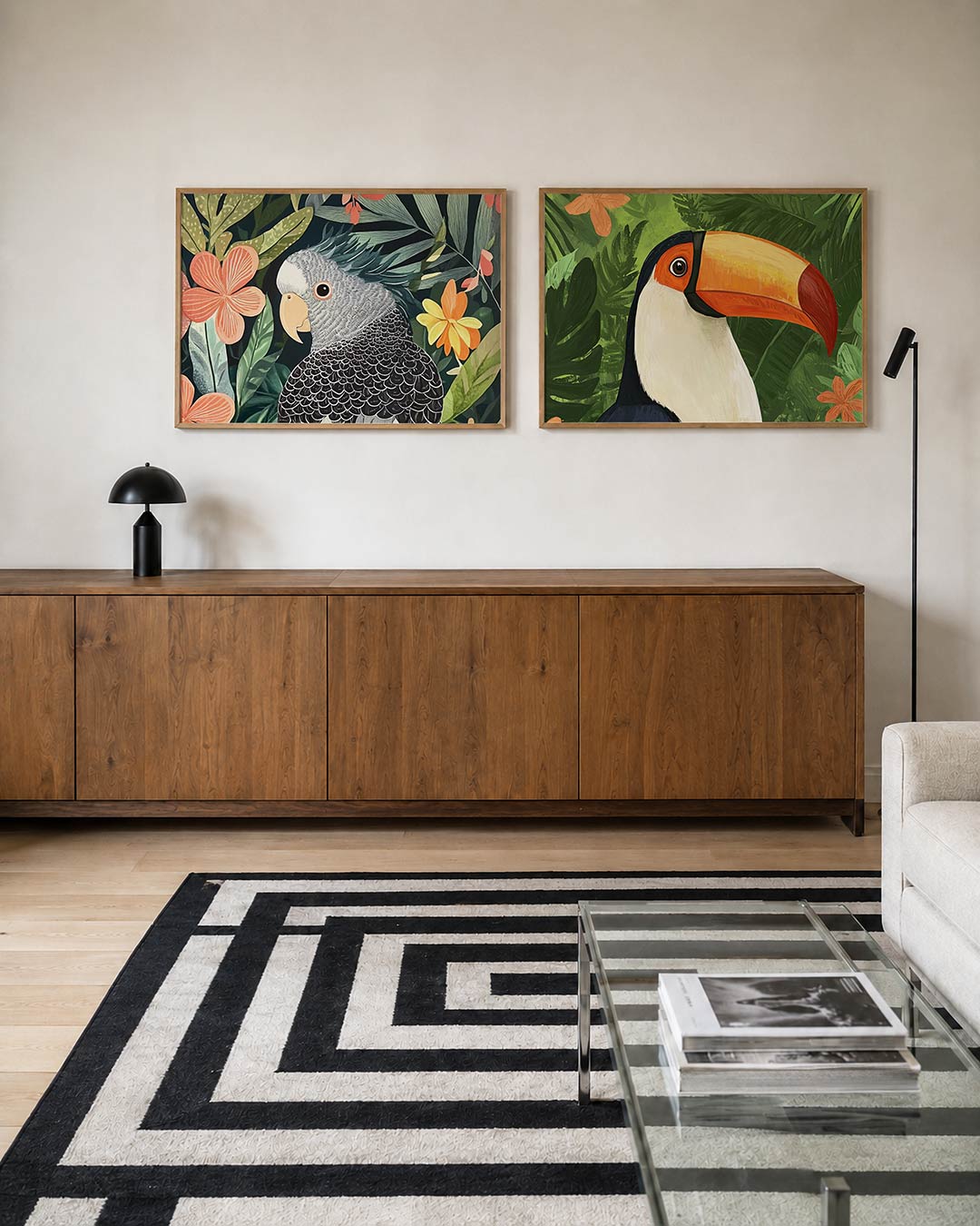 Twee liggende posters met een kleurrijke vogel omringd door levendige bloemen en bladeren, aan de muur in een interieur