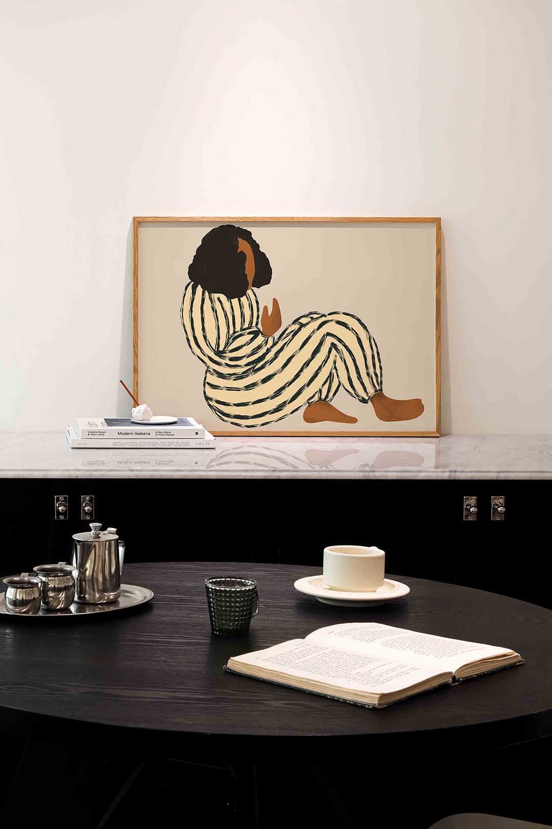 Zittende figuur met strepen Poster