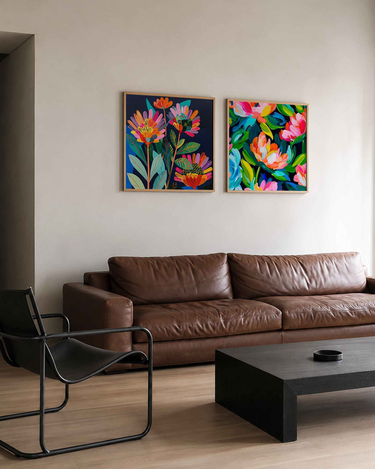 Interieurpresentatie van een tweedelige vierkante posterset met kleurrijke bloemen
