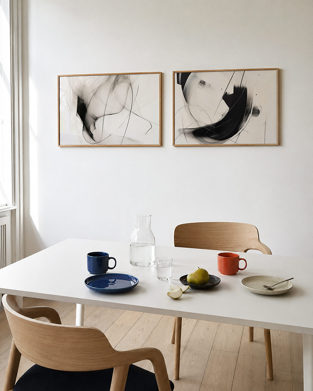 Twee liggende posters met een spel van vloeiende lijnen en zachte kleurvlakken, aan de muur in een interieur