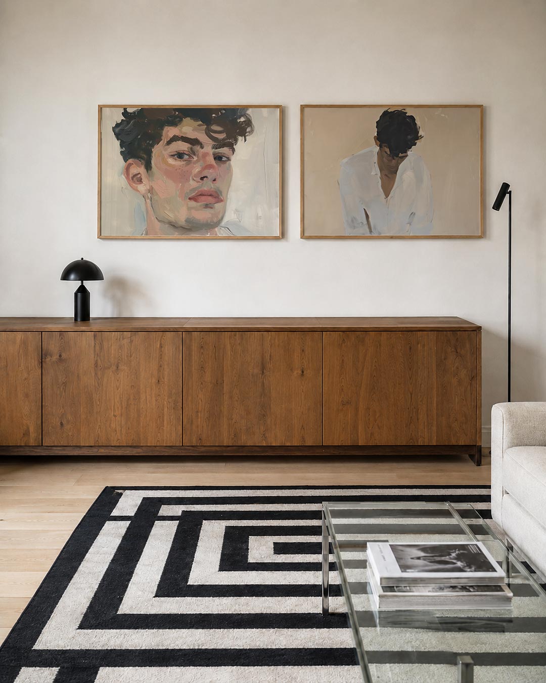 Interieurpresentatie van twee posters met donkere tinten en een rustige visuele opbouw