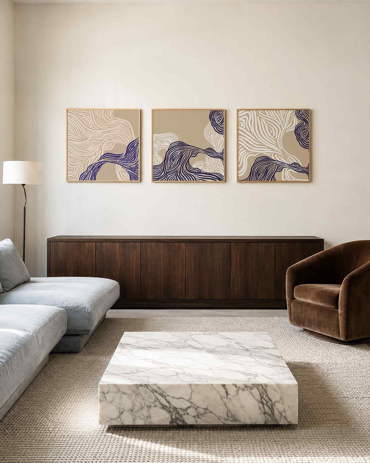 Interieurpresentatie van een driedelige vierkante posterset met abstracte golvende lijnen