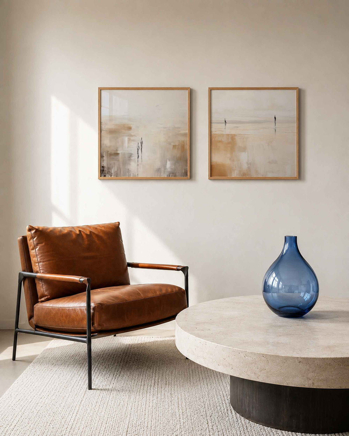 Interieurpresentatie van een tweedelige vierkante posterset met figuren in beige