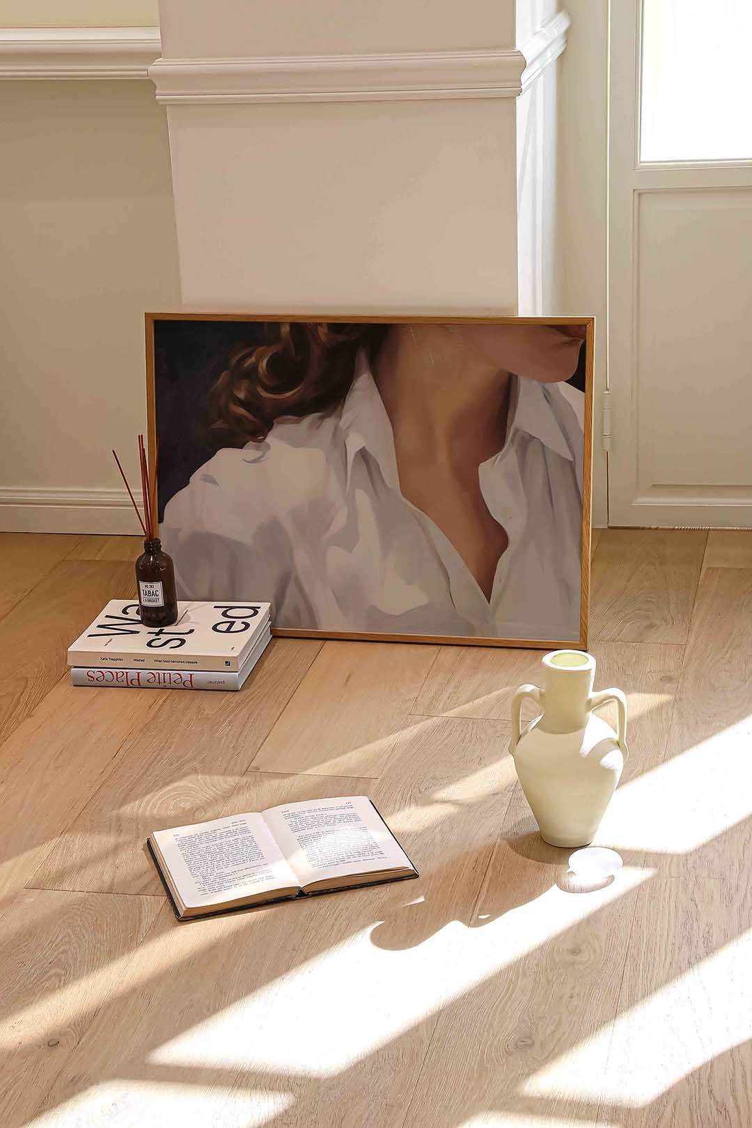 Witte blouse en krullend haar Poster