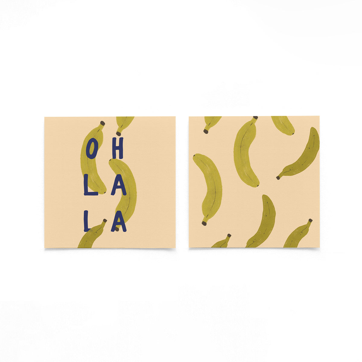 Twee vierkante posters met bananen en ohlala op een gebroken witte achtergrond