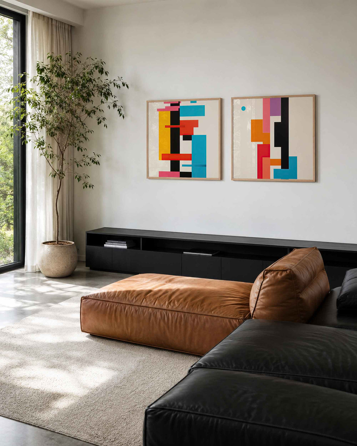 Interieurpresentatie van een tweedelige vierkante posterset met geometrische vlakken