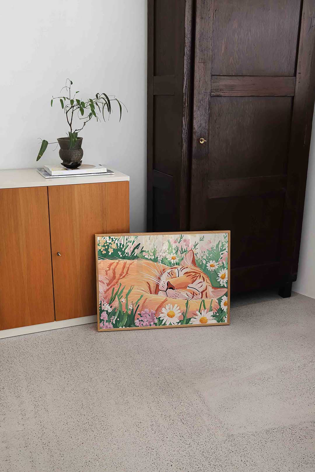 Slapende kat in bloemen Poster