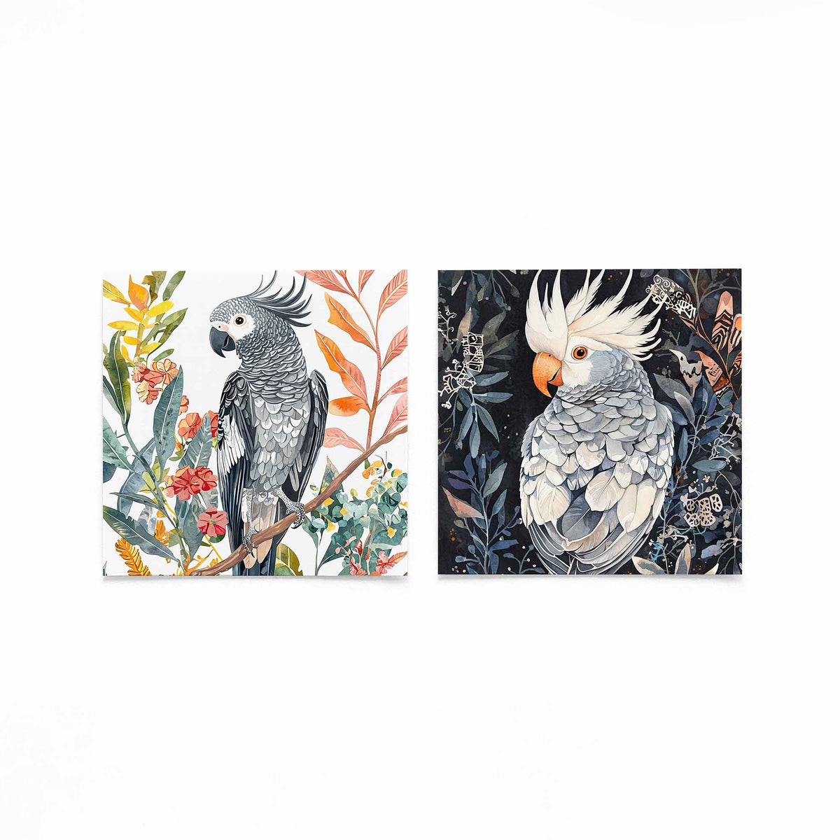 Twee vierkante posters met kaketoes in blad op een gebroken witte achtergrond