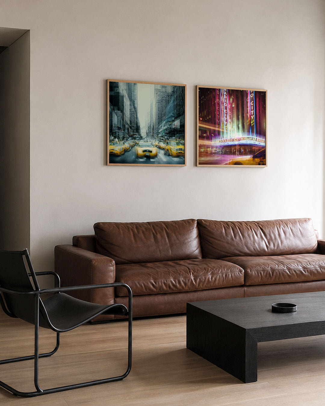 Interieur met vierkant fotografisch tweeluik stad in lichtsporen – Gerald Emming