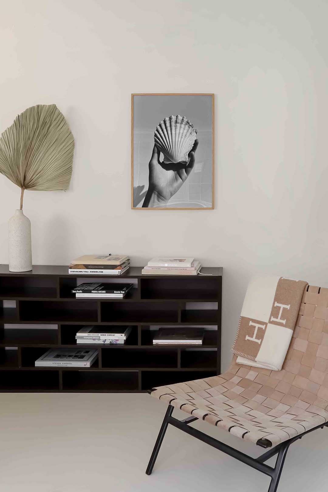 Schelp in hand Poster