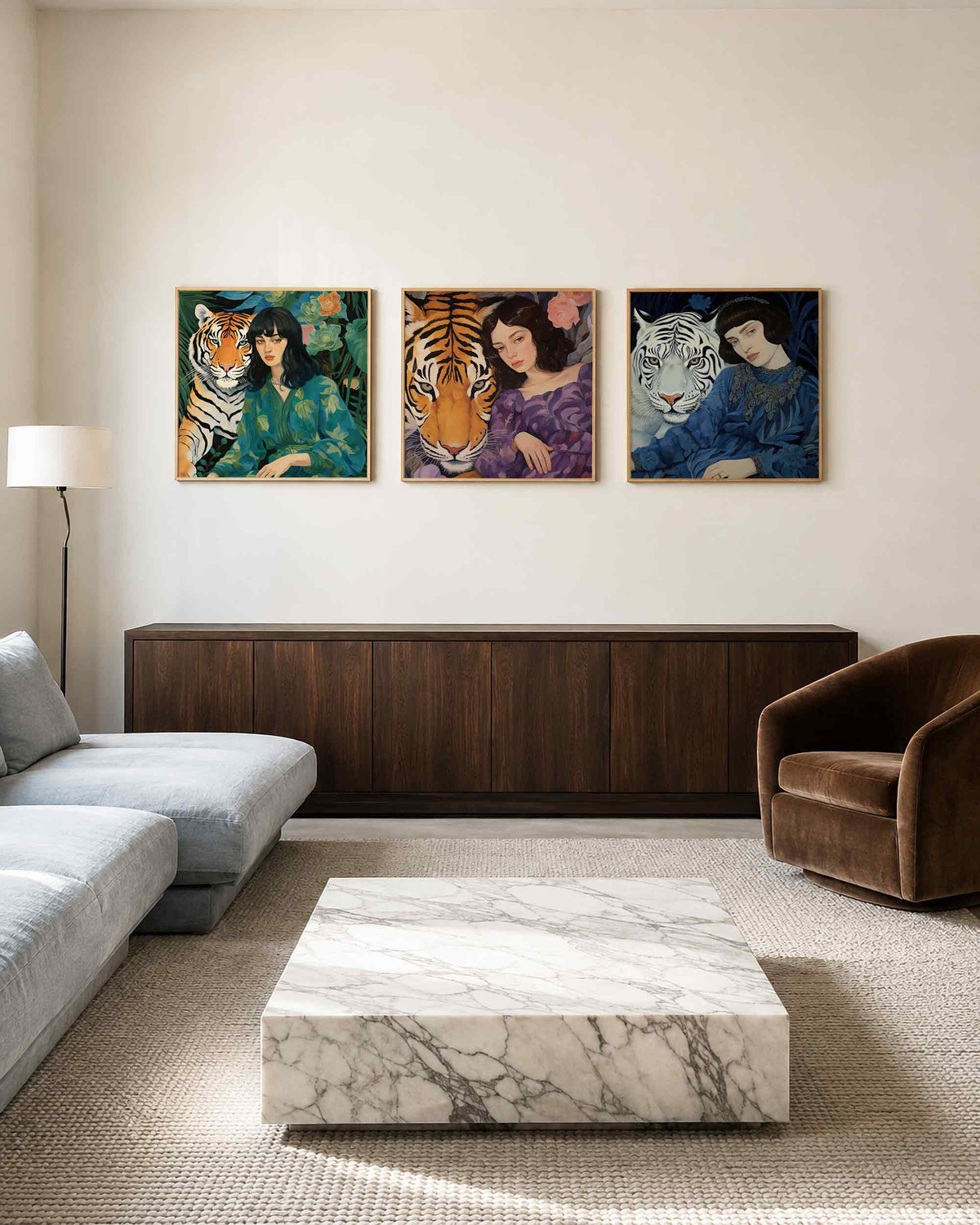 Interieurpresentatie van een driedelige vierkante posterset met vrouwen met tijgers