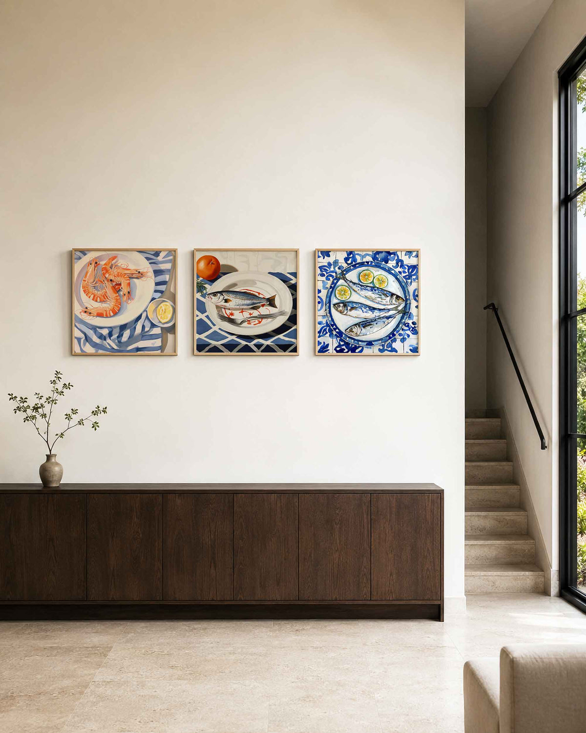 Interieurpresentatie van een driedelige vierkante posterset met vis en schaaldieren