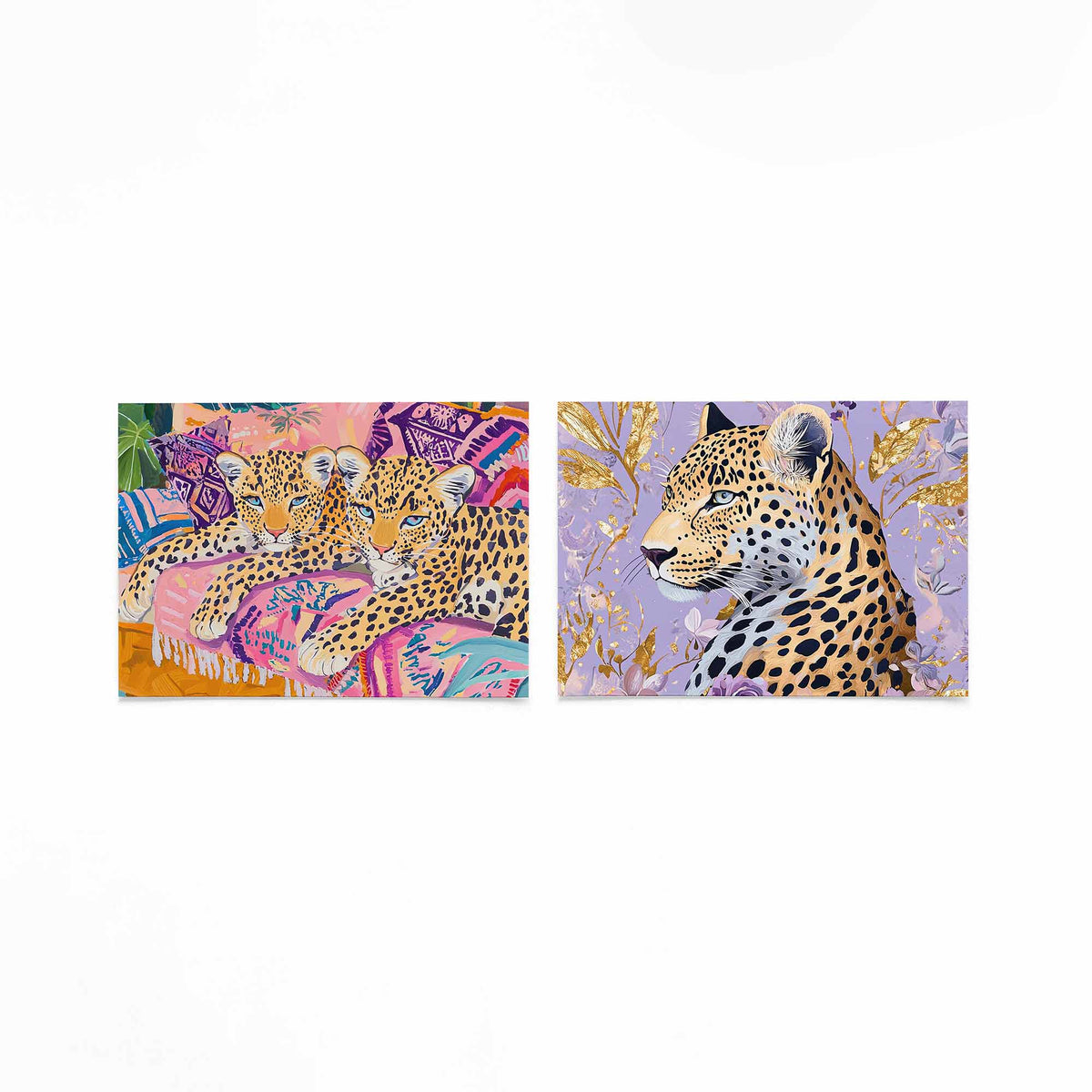 Twee liggende posters met twee luipaarden op kussens met kleurrijke patronen op een gebroken witte achtergrond